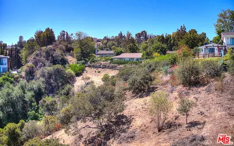 4491 La Barca Dr, Tarzana, CA 91356