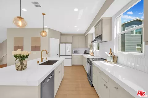 922 E 3rd St, Santa Ana, CA 92701 photo 2