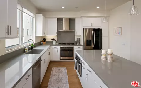 660 N Gramercy Pl, Los Angeles, CA 90004