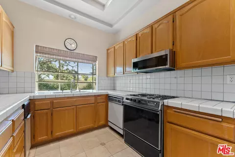 Kitchen - 3091 E Hillcrest Dr, Westlake Village, CA 91362 photo 2 of 3