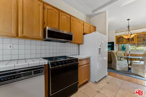 Kitchen - 3091 E Hillcrest Dr, Westlake Village, CA 91362 photo 3 of 3