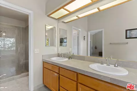 Bath - 3091 E Hillcrest Dr, Westlake Village, CA 91362 photo 3 of 4