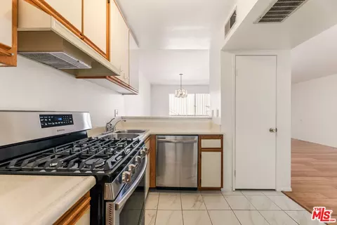 Kitchen - 620 E Harvard Rd #H, Burbank, CA 91501 photo 3 of 4