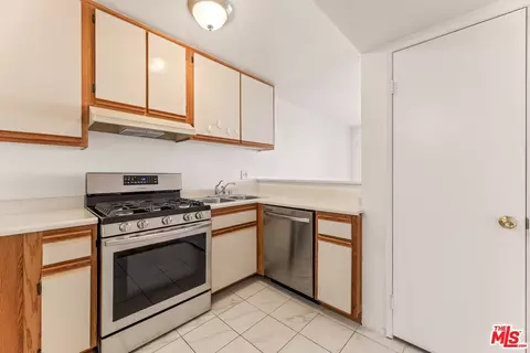 Kitchen - 620 E Harvard Rd #H, Burbank, CA 91501 photo 2 of 4