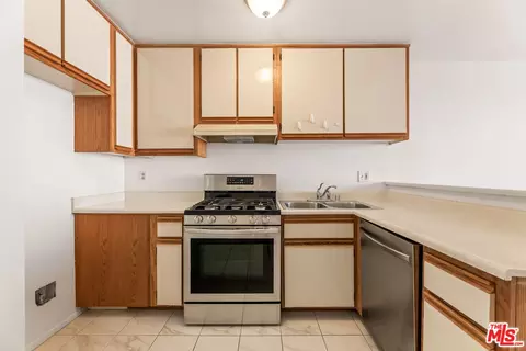 Kitchen - 620 E Harvard Rd #H, Burbank, CA 91501 photo 1 of 4
