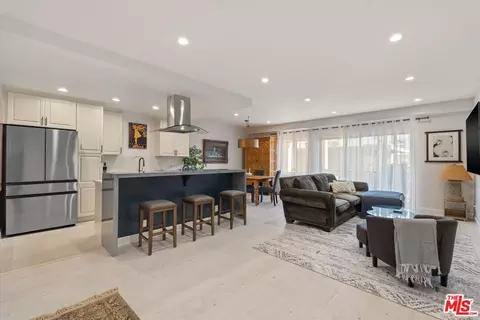622 S Barrington Ave #206, Los Angeles, CA 90049