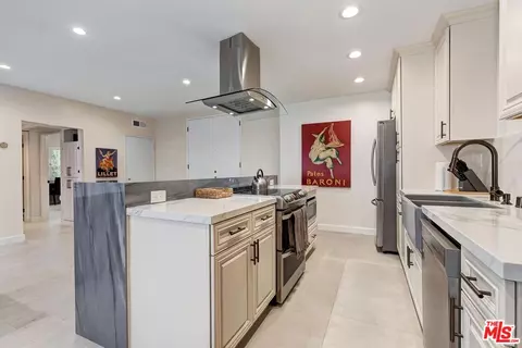 622 S Barrington Ave #206, Los Angeles, CA 90049