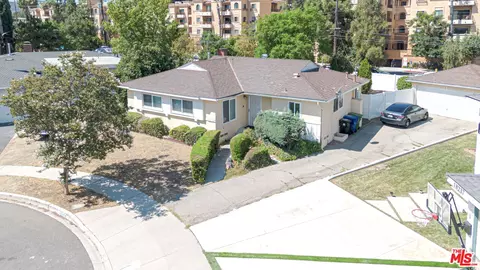 18240 Weddington St, Tarzana, CA 91356