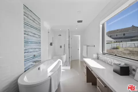 Bath - 3004 Sequit Dr, Malibu, CA 90265 photo 1 of 10