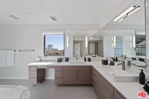 Bath - 3004 Sequit Dr, Malibu, CA 90265 photo 4 of 10