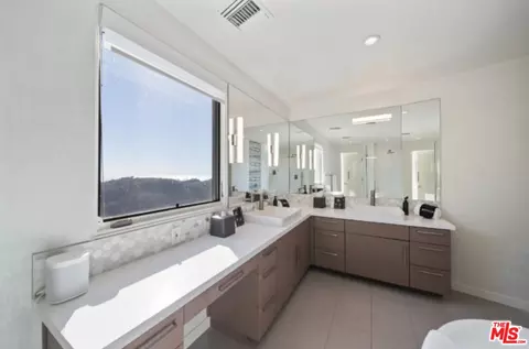 Bath - 3004 Sequit Dr, Malibu, CA 90265 photo 3 of 10