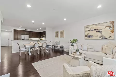 10878 N Bloomfield St #210, Toluca Lake, CA 91602