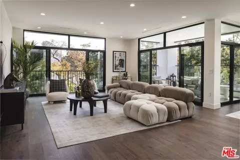 425 N Palm Dr #404, Beverly Hills, CA 90210