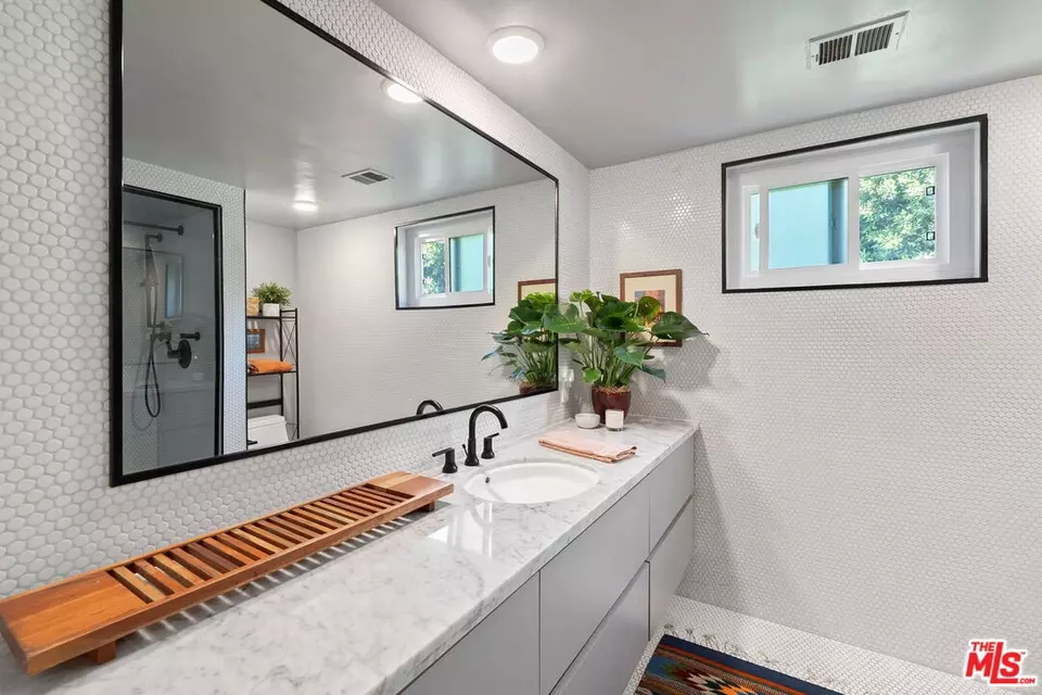 Bath - 7309 Franklin Ave #405, Los Angeles, CA 90046 photo 2 of 2