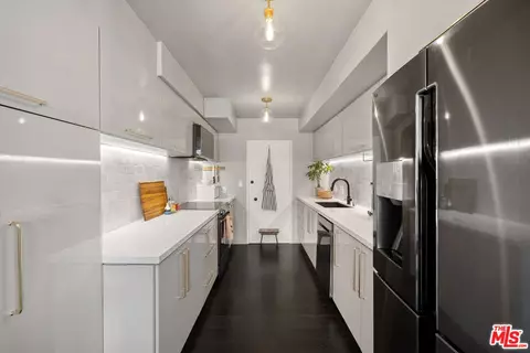 Kitchen - 7309 Franklin Ave #405, Los Angeles, CA 90046 photo 1 of 3