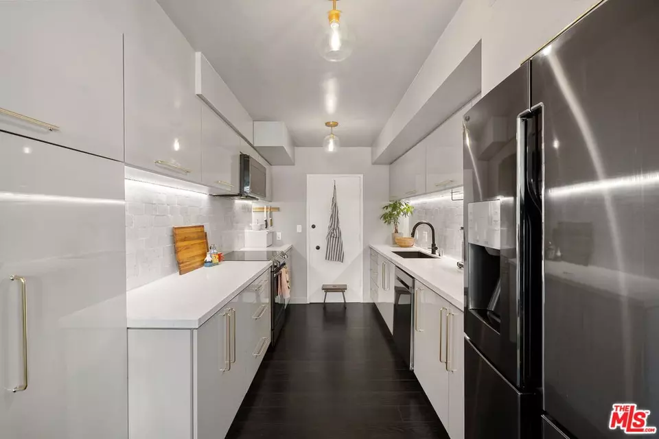 Kitchen - 7309 Franklin Ave #405, Los Angeles, CA 90046 photo 1 of 3
