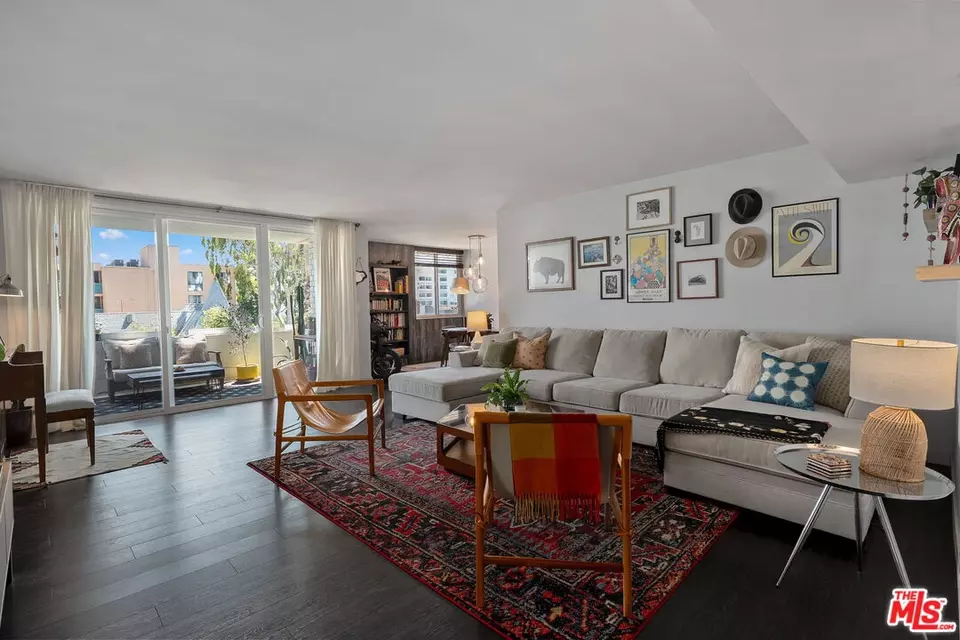 Living - 7309 Franklin Ave #405, Los Angeles, CA 90046 photo 4 of 5