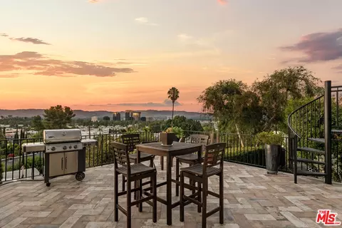 5335 Medina Rd, Woodland Hills, CA 91364