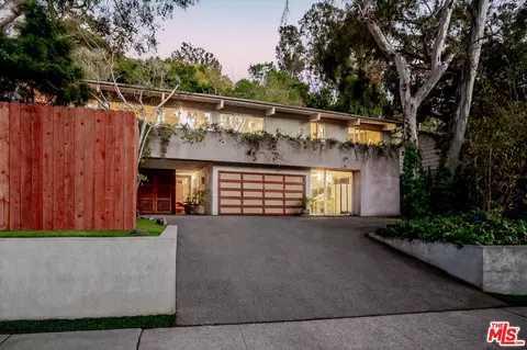 574 Latimer Rd, Santa Monica, CA 90402