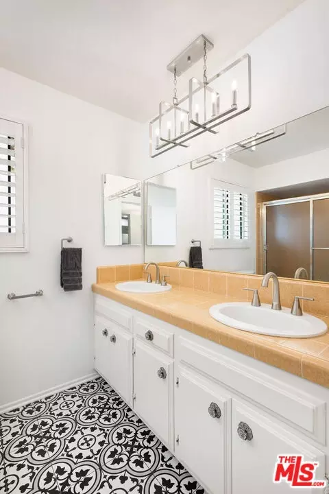 Bath - 882 W 17th St, Upland, CA 91784 photo 4 of 5
