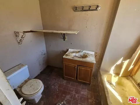 Bath - 9646 Blackhawk Trl, Lucerne Valley, CA 92356 photo 1 of 1