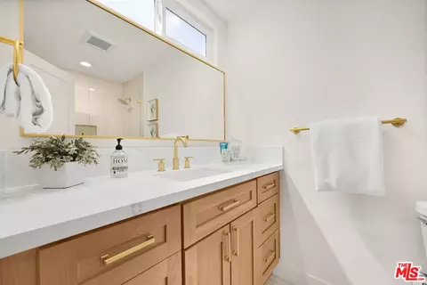 Bath - 404 E Meadowbrook Ave, Orange, CA 92865 photo 3 of 5