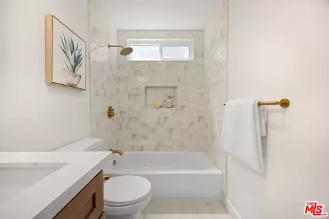 Bath - 404 E Meadowbrook Ave, Orange, CA 92865 photo 2 of 5