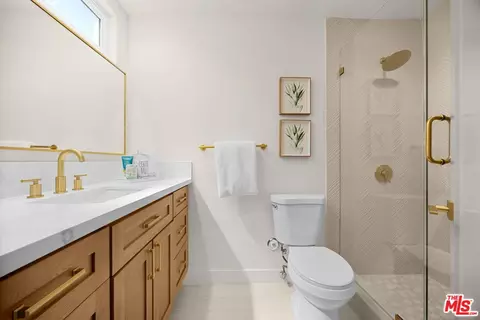 Bath - 404 E Meadowbrook Ave, Orange, CA 92865 photo 4 of 5