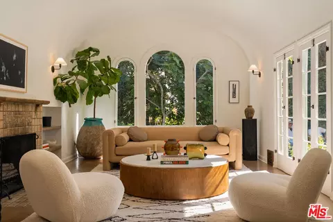 6026 Graciosa Dr, Los Angeles, CA 90068
