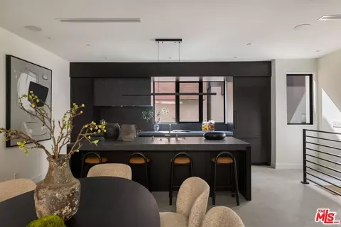 925 Hilldale Ave, West Hollywood, CA 90069