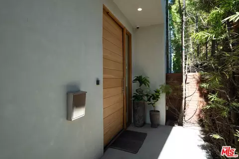 2000 Walnut Ave, Venice, CA 90291 photo 4