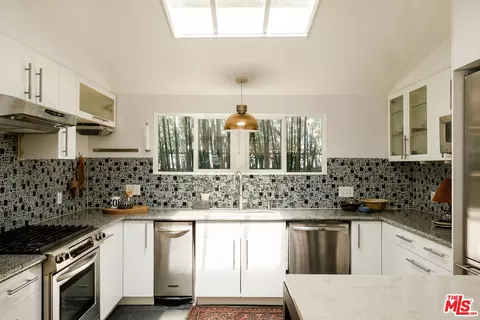 Kitchen - 3916 Lemon Ave, Long Beach, CA 90807 photo 1 of 3