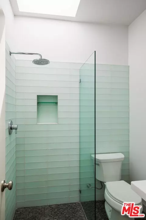 Bath - 3916 Lemon Ave, Long Beach, CA 90807 photo 1 of 4