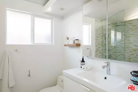 Bath - 3916 Lemon Ave, Long Beach, CA 90807 photo 2 of 4