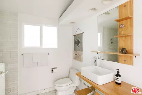 Bath - 3916 Lemon Ave, Long Beach, CA 90807 photo 4 of 4
