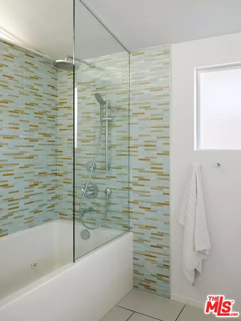 Bath - 3916 Lemon Ave, Long Beach, CA 90807 photo 3 of 4