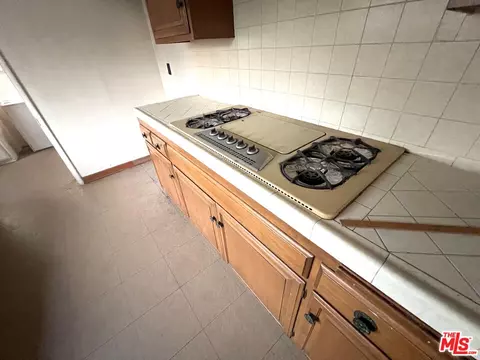 Kitchen - 451 Palm Dr, Glendale, CA 91202 photo 2 of 5