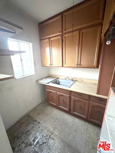 Kitchen - 451 Palm Dr, Glendale, CA 91202 photo 1 of 5