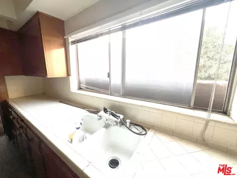 Kitchen - 451 Palm Dr, Glendale, CA 91202 photo 3 of 5