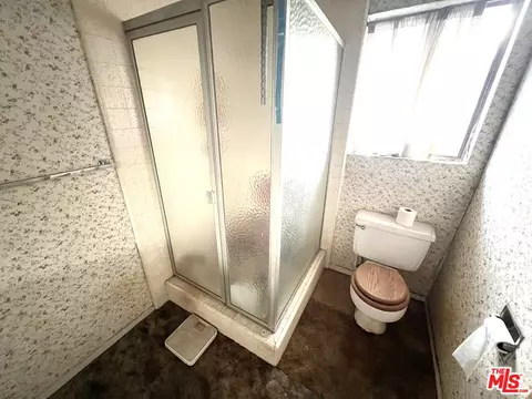 Bath - 451 Palm Dr, Glendale, CA 91202 photo 2 of 2