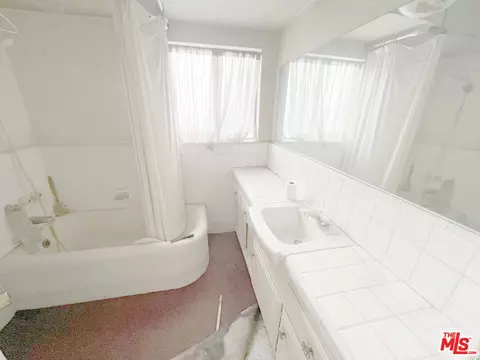 Bath - 451 Palm Dr, Glendale, CA 91202 photo 1 of 2