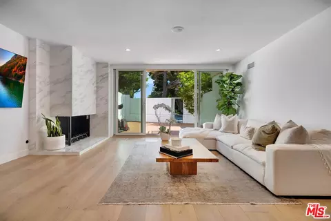 255 S Barrington Ave #D6, Los Angeles, CA 90049