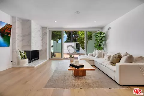 255 S Barrington Ave #D6, Los Angeles, CA 90049