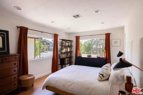 Bedroom - 687 E Orange Grove Blvd, Pasadena, CA 91104 photo 2 of 2