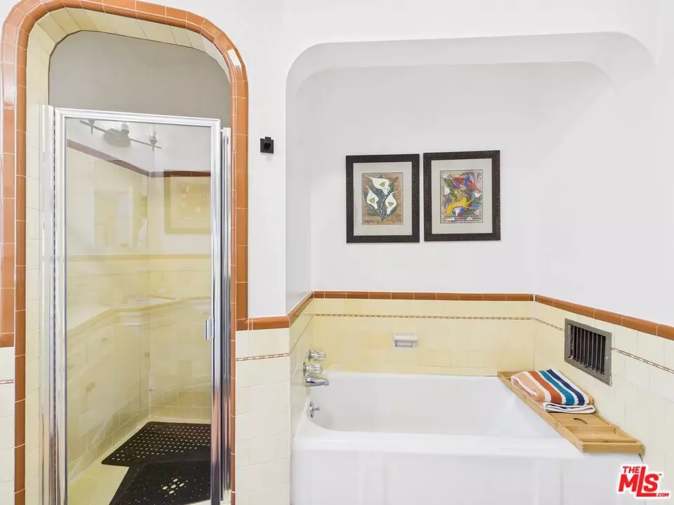 Bath - 9101 La Salle Ave, Los Angeles, CA 90047 photo 5 of 6
