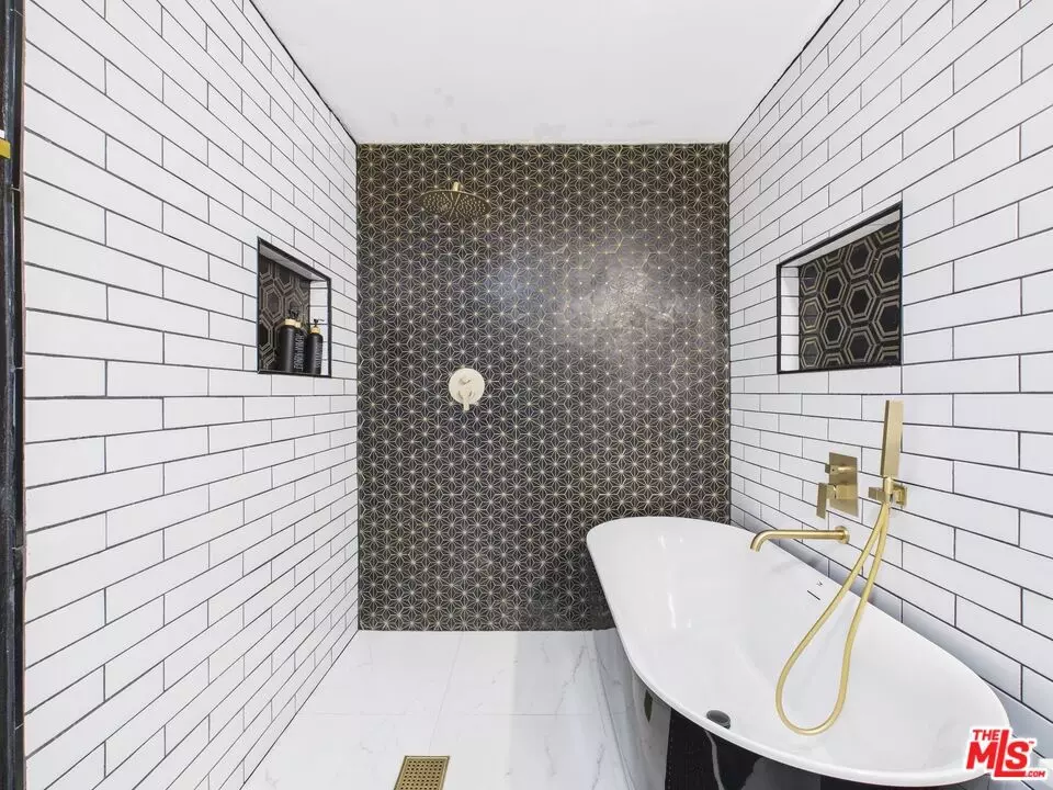 Bath - 9101 La Salle Ave, Los Angeles, CA 90047 photo 2 of 6
