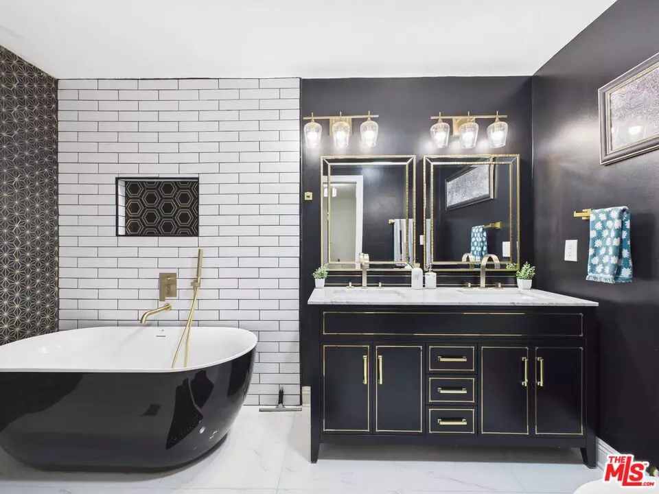 Bath - 9101 La Salle Ave, Los Angeles, CA 90047 photo 1 of 6