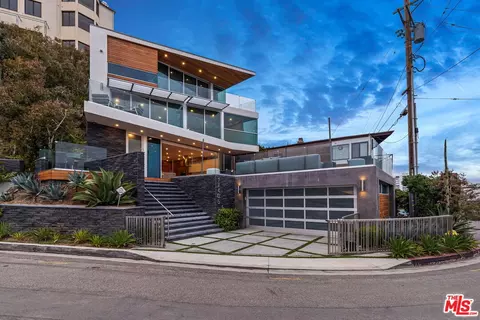 17405 Castellammare Dr, Pacific Palisades, CA 90272
