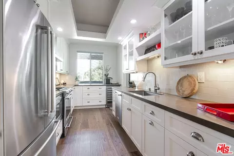 11322 Camarillo St #201, Toluca Lake, CA 91602