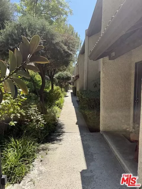 7780 Via Rosa Maria, Burbank, CA 91504